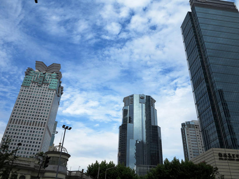 无人,高楼大厦,横图,室外,白天,仰视,度假,美景,植物,窗户,落地窗,城市风光,城市,大厦,建筑,路灯,摩天大楼,照明,上海,中国,亚洲,一排,许多,阴影,整齐,并列,并排,光线,影子,墙,景观,云,云朵,灯光,很多,云彩,娱乐,建设,玻璃窗,墙壁,墙面,灯,树,树木,南京西路,排列,蓝色,绿色,白云,倒影,蓝天,天空,阳光,自然,天,享受,休闲,景色,放松,生长,晴朗,成长,照亮,申,倒映,照明设备,队列,平行,玻璃幕墙,东亚,静安区,上海市,中华人民共和国,沪,华东地区,反照,晴空,彩图,低角度拍摄,大楼,高层建筑,高楼,摩天楼,shslj1,常德路,中欣大厦