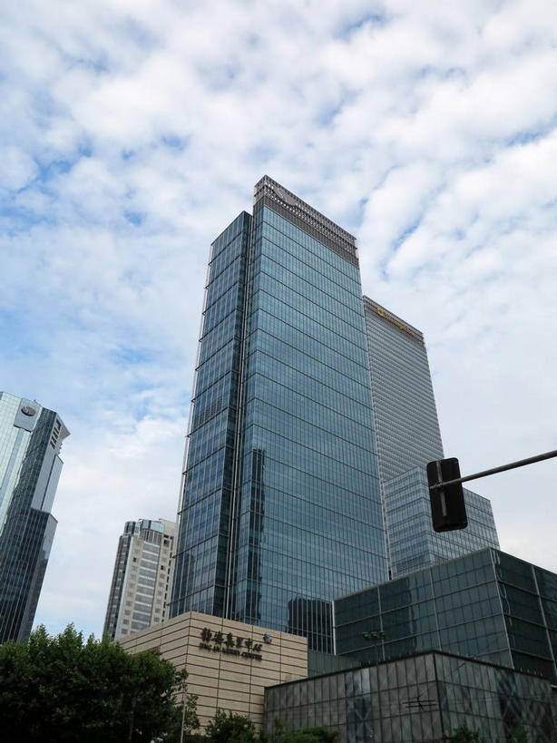 无人,高楼大厦,竖图,室外,白天,仰视,度假,安全,美景,树林,植物,窗户,落地窗,城市风光,城市,大厦,建筑,摩天大楼,上海,中国,亚洲,一排,许多,阴影,整齐,并列,并排,光线,影子,景观,云,云朵,信号灯,交通,很多,云彩,娱乐,建设,玻璃窗,树,树木,排列,蓝色,绿色,白云,倒影,蓝天,天空,阳光,自然,南京路,天,享受,休闲,景色,放松,警示,生长,晴朗,成长,申,倒映,队列,提示,平行,流通,玻璃幕墙,东亚,静安区,上海市,交通信号灯,中华人民共和国,沪,华东地区,反照,晴空,彩图,低角度拍摄,大楼,高层建筑,高楼,摩天楼,嘉里中心,上海嘉里中心,shslj1