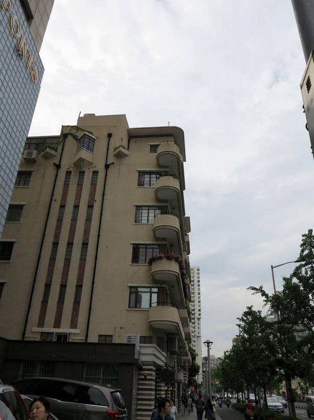 无人,栏杆,露台,竖图,室外,白天,仰视,旅游,度假,植物,窗户,阳台,标志建筑,地标,建筑,路灯,照明,上海,中国,亚洲,房屋,墙,屋子,公寓,围栏,灯光,娱乐,建设,护栏,楼房,玻璃窗,墙壁,墙面,住宅,灯,树,树木,绿色,天空,自然,天,享受,休闲,旅游胜地,放松,生长,成长,照亮,申,照明设备,故居,东亚,静安区,上海市,中华人民共和国,沪,华东地区,彩图,低角度拍摄,房子,露天阳台,shslj1,爱林登公寓,常德公寓,常德路,张爱玲故居