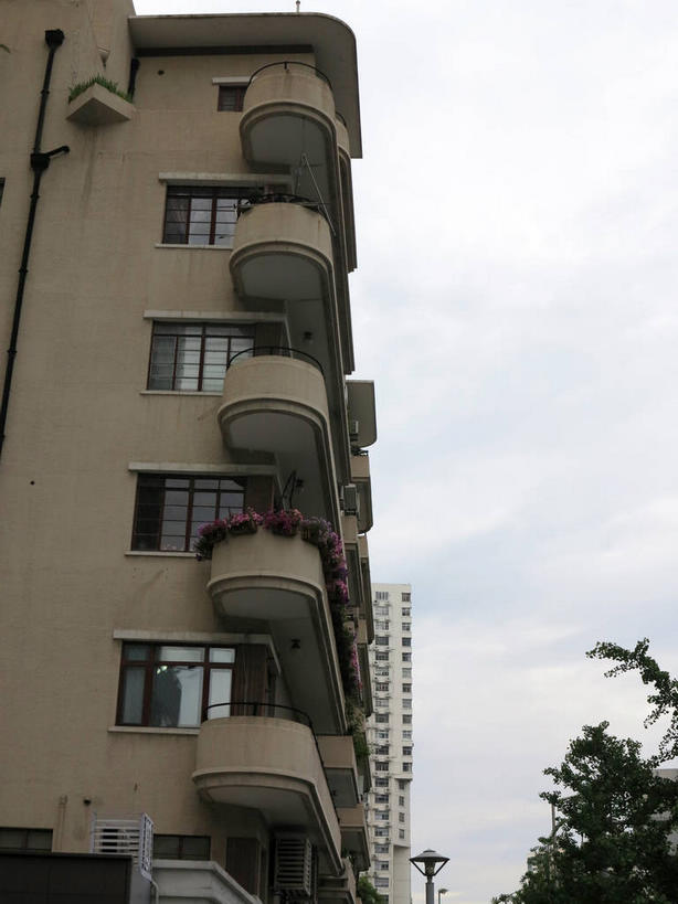 无人,栏杆,露台,竖图,室外,白天,仰视,旅游,度假,植物,窗户,阳台,标志建筑,地标,建筑,上海,中国,亚洲,房屋,墙,屋子,公寓,围栏,娱乐,建设,护栏,楼房,玻璃窗,墙壁,墙面,住宅,树,树木,绿色,天空,自然,天,享受,休闲,旅游胜地,放松,生长,成长,申,故居,东亚,静安区,上海市,中华人民共和国,沪,华东地区,彩图,低角度拍摄,房子,露天阳台,shslj1,爱林登公寓,常德公寓,常德路,张爱玲故居