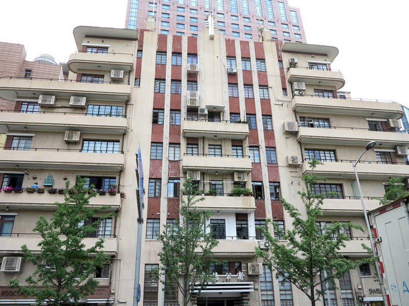 无人,家,横图,室外,白天,仰视,旅游,度假,植物,窗户,标志建筑,地标,建筑,上海,中国,亚洲,许多,吊挂,悬挂,电器,房屋,墙,屋子,公寓,很多,挂,娱乐,建设,洋房,楼房,玻璃窗,墙壁,墙面,住宅,空调,树,树木,绿色,天空,自然,天,享受,休闲,旅游胜地,放松,生长,成长,申,调节,舒适,家电,家用电器,调整,故居,东亚,静安区,上海市,中华人民共和国,沪,华东地区,空气调节器,彩图,低角度拍摄,房子,shslj1,爱林登公寓,常德公寓,常德路,张爱玲故居