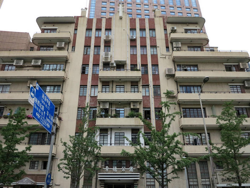 无人,家,横图,室外,白天,仰视,旅游,度假,植物,窗户,标志建筑,地标,建筑,指示牌,上海,中国,亚洲,一块,许多,吊挂,悬挂,标志,电器,路标,房屋,墙,屋子,公寓,很多,挂,娱乐,标识,建设,洋房,楼房,路牌,玻璃窗,墙壁,墙面,住宅,空调,树,树木,蓝色,绿色,天空,自然,天,享受,休闲,旅游胜地,放松,生长,成长,申,调节,舒适,家电,家用电器,调整,故居,东亚,静安区,上海市,中华人民共和国,沪,华东地区,空气调节器,彩图,低角度拍摄,房子,shslj1,爱林登公寓,常德公寓,常德路,张爱玲故居