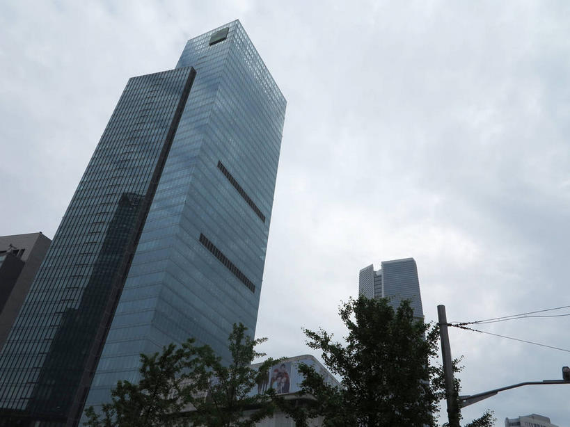 无人,高楼大厦,横图,室外,白天,正面,度假,美景,植物,窗户,落地窗,城市风光,城市,大厦,建筑,摩天大楼,上海,中国,亚洲,一排,许多,整齐,并列,并排,电力,电线,电线杆,线,墙,景观,乌云,云,阴天,云朵,电能,很多,线路,云彩,娱乐,建设,玻璃窗,墙壁,墙面,树,树木,南京西路,排列,绿色,倒影,天空,自然,天,享受,休闲,景色,放松,生长,成长,电,电源,申,倒映,昏暗,阴沉,队列,能量,平行,玻璃幕墙,东亚,静安区,上海市,中华人民共和国,沪,华东地区,反照,彩图,大楼,高层建筑,高楼,摩天楼,shslj1,轻工机械大厦,越洋广场