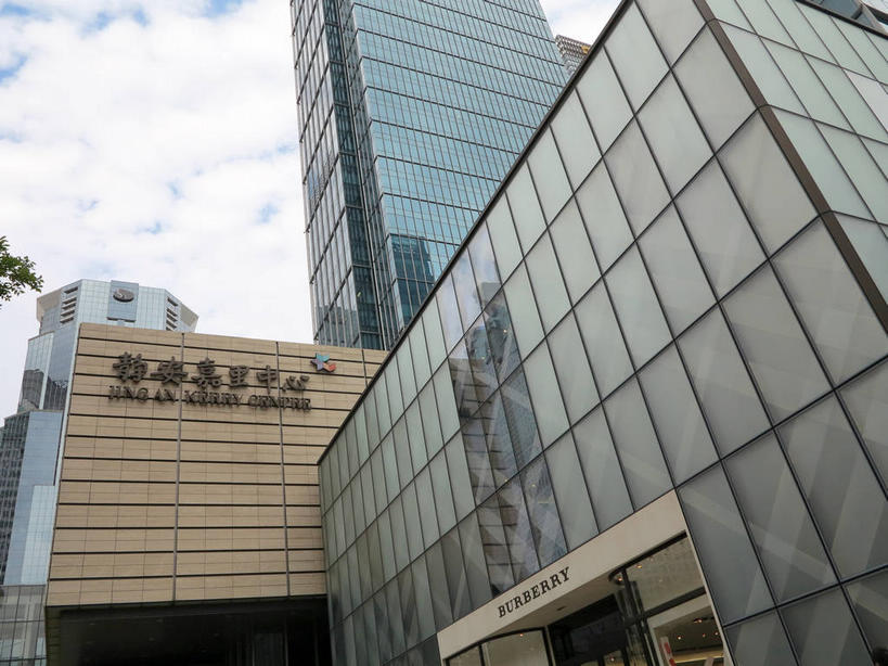 无人,横图,室外,白天,仰视,旅游,度假,植物,窗户,落地窗,标志建筑,地标,建筑,上海,中国,亚洲,一排,许多,阴影,整齐,并列,并排,光线,英文,标志,文字,影子,字符,字母,云,云朵,很多,云彩,娱乐,标识,建设,玻璃窗,树,树木,排列,蓝色,绿色,白云,倒影,蓝天,天空,阳光,自然,南京路,天,享受,休闲,旅游胜地,放松,生长,晴朗,成长,英文字母,申,倒映,队列,平行,玻璃幕墙,东亚,静安区,上海市,中华人民共和国,沪,华东地区,反照,晴空,彩图,低角度拍摄,嘉里中心,上海嘉里中心,shslj1