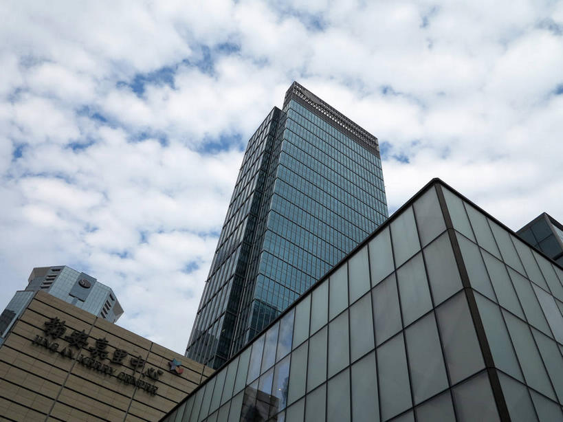 无人,横图,室外,白天,仰视,旅游,度假,窗户,落地窗,标志建筑,地标,建筑,上海,中国,亚洲,一排,许多,阴影,整齐,并列,并排,光线,英文,标志,文字,影子,字符,字母,云,云朵,很多,云彩,娱乐,标识,建设,玻璃窗,排列,蓝色,白云,倒影,蓝天,天空,阳光,南京路,天,享受,休闲,旅游胜地,放松,晴朗,英文字母,申,倒映,队列,平行,玻璃幕墙,东亚,静安区,上海市,中华人民共和国,沪,华东地区,反照,晴空,彩图,低角度拍摄,嘉里中心,上海嘉里中心,shslj1