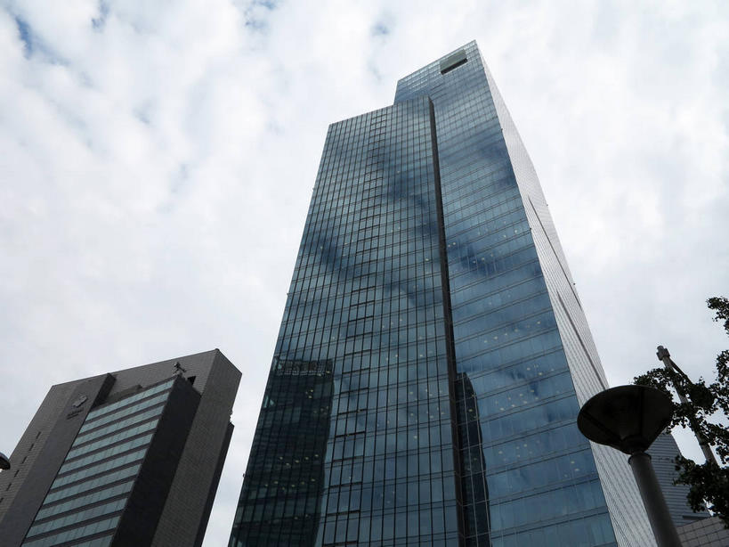 无人,横图,室外,白天,仰视,旅游,度假,植物,窗户,落地窗,标志建筑,地标,建筑,路灯,照明,上海,中国,亚洲,一排,许多,阴影,整齐,并列,并排,光线,英文,标志,文字,影子,字符,字母,云,云朵,灯光,很多,云彩,娱乐,标识,建设,玻璃窗,灯,树,树木,排列,蓝色,绿色,白云,倒影,蓝天,天空,阳光,自然,南京路,天,享受,休闲,旅游胜地,放松,生长,晴朗,成长,英文字母,照亮,申,倒映,照明设备,队列,平行,玻璃幕墙,东亚,静安区,上海市,中华人民共和国,沪,华东地区,反照,晴空,彩图,低角度拍摄,嘉里中心,上海嘉里中心,shslj1