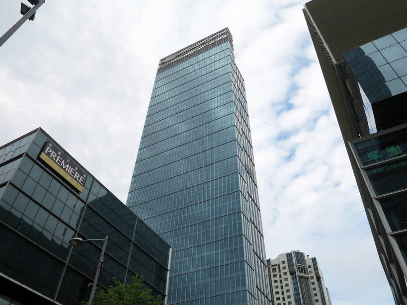 无人,横图,室外,白天,仰视,旅游,度假,窗户,落地窗,标志建筑,地标,建筑,上海,中国,亚洲,一排,许多,阴影,整齐,并列,并排,光线,英文,标志,文字,影子,字符,字母,云,云朵,很多,云彩,娱乐,标识,建设,玻璃窗,排列,蓝色,白云,倒影,蓝天,天空,阳光,南京路,天,享受,休闲,旅游胜地,放松,晴朗,英文字母,申,倒映,队列,平行,玻璃幕墙,东亚,静安区,上海市,中华人民共和国,沪,华东地区,反照,晴空,彩图,低角度拍摄,嘉里中心,上海嘉里中心,shslj1