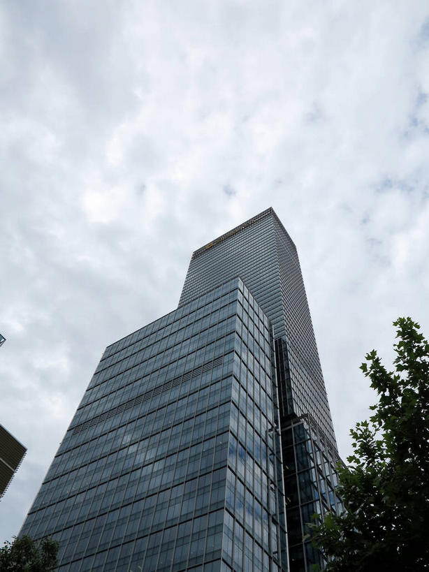 无人,宾馆,高楼大厦,竖图,室外,白天,仰视,度假,美景,植物,窗户,落地窗,城市风光,城市,大厦,建筑,酒店,摩天大楼,上海,中国,亚洲,一排,许多,阴影,整齐,并列,并排,光线,影子,景观,云,云朵,很多,云彩,娱乐,建设,玻璃窗,树,树木,排列,蓝色,绿色,白云,倒影,蓝天,天空,阳光,自然,南京路,天,享受,休闲,景色,放松,生长,晴朗,成长,酒家,旅社,申,倒映,队列,平行,玻璃幕墙,东亚,静安区,上海市,中华人民共和国,沪,华东地区,反照,晴空,彩图,低角度拍摄,大楼,高层建筑,高楼,客店,客栈,旅店,旅馆,摩天楼,商旅,嘉里中心,上海嘉里中心,shslj1,静安香格里拉大酒店