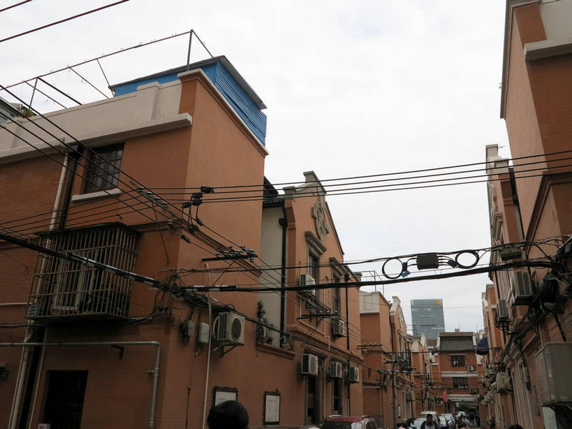 无人,家,横图,室外,白天,仰视,旅游,度假,标志建筑,地标,建筑,上海,中国,亚洲,吊挂,悬挂,电力,电器,电线,线,房屋,墙,屋子,公寓,小巷,棕色,电能,挂,线路,娱乐,建设,洋房,楼房,弄堂,墙壁,墙面,住宅,空调,巷子,天空,天,享受,休闲,旅游胜地,放松,电,电源,电源线,申,调节,舒适,家电,家用电器,调整,能量,故居,卢湾区,东亚,静安区,延安中路,上海市,四明村,中华人民共和国,沪,华东地区,空气调节器,彩图,低角度拍摄,房子,南昌路,四明邨,电力线,shslj1,徐志摩旧居