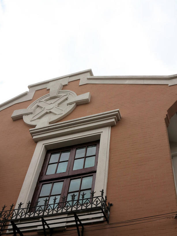 无人,家,栏杆,竖图,室外,白天,仰视,旅游,度假,绘画,窗户,标志建筑,地标,建筑,雕塑,上海,中国,亚洲,艺术,装饰,雕刻,雕像,浮雕,房屋,墙,屋子,公寓,围栏,棕色,文化,娱乐,建设,洋房,护栏,楼房,玻璃窗,窗台,墙壁,墙面,住宅,天空,工艺品,天,享受,休闲,旅游胜地,放松,纪念,美术,申,主题,陈列,故居,卢湾区,东亚,静安区,延安中路,上海市,四明村,中华人民共和国,沪,华东地区,功能,美学,画画,彩图,低角度拍摄,房子,浅浮雕,南昌路,四明邨,shslj1,徐志摩旧居