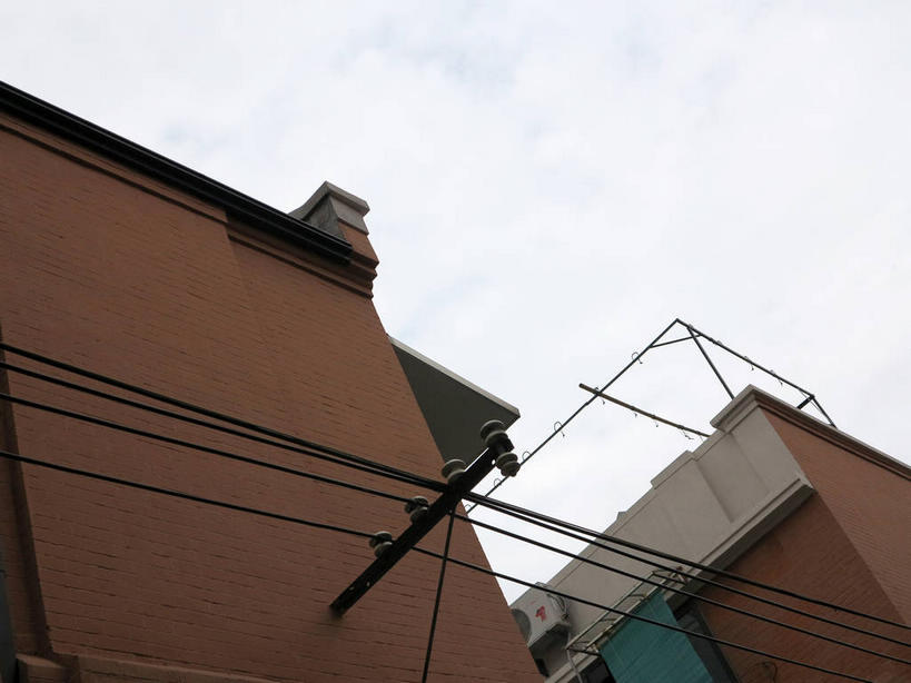 无人,家,栏杆,横图,室外,白天,仰视,旅游,度假,标志建筑,地标,建筑,上海,中国,亚洲,电力,电线,线,房屋,墙,屋子,公寓,围栏,棕色,电能,线路,娱乐,建设,洋房,护栏,楼房,墙壁,墙面,住宅,天空,天,享受,休闲,旅游胜地,放松,电,电源,电源线,申,能量,故居,卢湾区,东亚,静安区,延安中路,上海市,四明村,中华人民共和国,沪,华东地区,彩图,低角度拍摄,房子,南昌路,四明邨,shslj1,徐志摩旧居