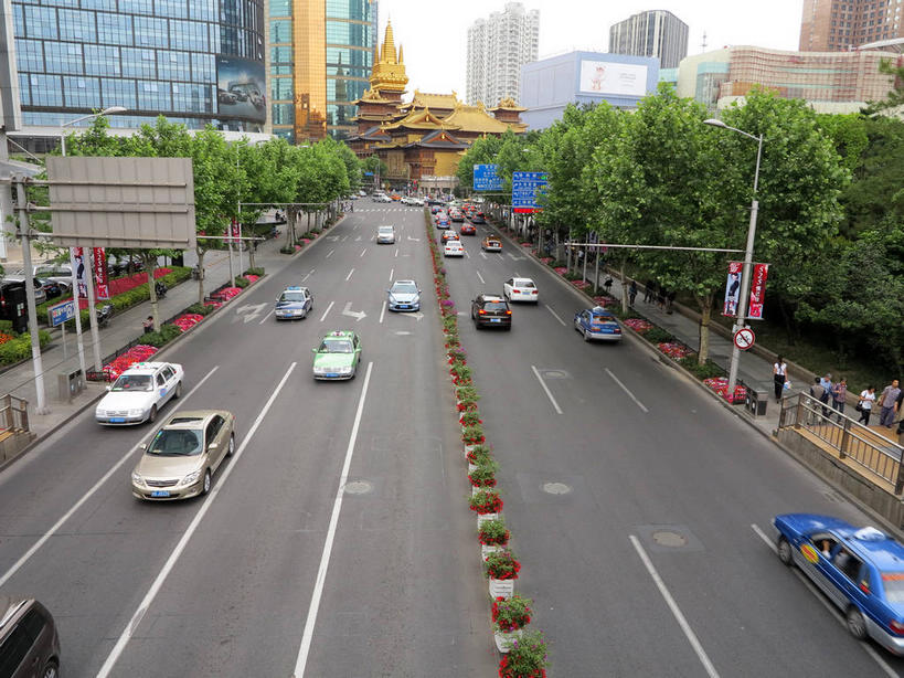 无人,高楼大厦,寺庙,横图,俯视,室外,白天,旅游,度假,名胜古迹,植物,窗户,落地窗,标志建筑,大厦,道路,地标,建筑,路,摩天大楼,指示牌,公路,公共汽车,叶子,上海,中国,亚洲,一排,许多,吊挂,悬挂,节日,遗迹,整齐,并列,并排,盛开,信息,标志,路标,墙,屋顶,乌云,云,阴天,云朵,分界线,巴士,停车线,公交车,交通,很多,挂,花蕾,云彩,顶棚,古迹,文化,文物,娱乐,标识,建设,古建筑,路牌,海报,玻璃窗,广告,墙壁,墙面,车,花,花瓣,花朵,花卉,鲜花,树,树木,南京西路,排列,蓝色,绿色,倒影,天空,自然,庙宇,交通工具,轿车,南京路,天,花苞,花蕊,祈祷,享受,休闲,健康,金色,旅游胜地,放松,许愿,宗教,佛教,信仰,生长,成长,纪念,静安寺,车行道,车行道分界线,祈求,申,倒映,昏暗,阴沉,队列,载具,标线,宣传,平行,玻璃幕墙,古文明,东亚,车行线,静安区,上海市,华山路,中华人民共和国,沪,华东地区,释教,反照,平安,马路,彩图,高角度拍摄,大楼,高层建筑,高楼,庙,摩天楼,寺,招贴,静安古寺,shslj1,环球世界大厦,万航渡路