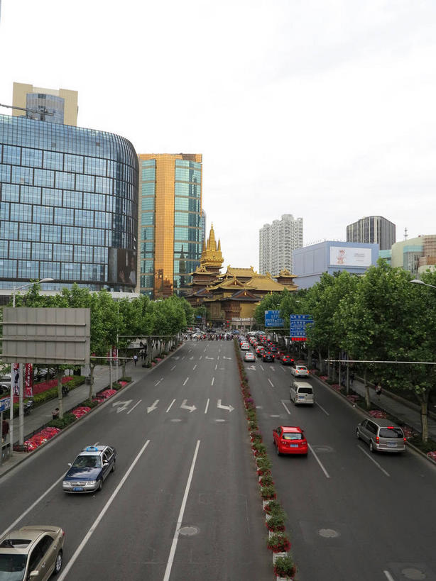 无人,高楼大厦,寺庙,竖图,俯视,室外,白天,旅游,度假,名胜古迹,植物,窗户,落地窗,标志建筑,大厦,道路,地标,建筑,路,摩天大楼,指示牌,公路,公共汽车,上海,中国,亚洲,一排,许多,节日,遗迹,整齐,并列,并排,标志,路标,墙,屋顶,乌云,云,阴天,云朵,分界线,巴士,停车线,公交车,交通,很多,云彩,顶棚,古迹,文化,文物,娱乐,标识,建设,古建筑,路牌,玻璃窗,墙壁,墙面,车,树,树木,南京西路,排列,蓝色,绿色,倒影,天空,自然,庙宇,交通工具,轿车,南京路,天,祈祷,享受,休闲,健康,金色,旅游胜地,放松,许愿,宗教,佛教,信仰,生长,成长,纪念,静安寺,车行道,车行道分界线,祈求,申,倒映,昏暗,阴沉,队列,载具,标线,平行,玻璃幕墙,古文明,东亚,车行线,静安区,上海市,华山路,中华人民共和国,沪,华东地区,释教,反照,平安,马路,彩图,高角度拍摄,大楼,高层建筑,高楼,庙,摩天楼,寺,静安古寺,shslj1,环球世界大厦,万航渡路