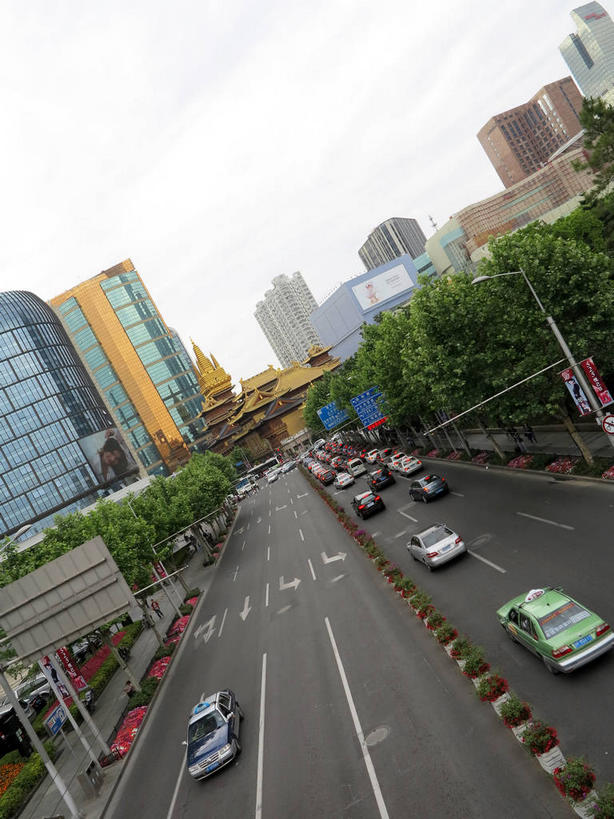 无人,高楼大厦,寺庙,竖图,俯视,室外,白天,旅游,度假,名胜古迹,植物,窗户,落地窗,标志建筑,大厦,道路,地标,建筑,路,摩天大楼,指示牌,公路,公共汽车,叶子,上海,中国,亚洲,一排,许多,吊挂,悬挂,节日,遗迹,整齐,并列,并排,盛开,信息,标志,路标,墙,屋顶,乌云,云,阴天,云朵,分界线,巴士,停车线,公交车,交通,很多,挂,花蕾,云彩,顶棚,古迹,文化,文物,娱乐,标识,建设,古建筑,路牌,海报,玻璃窗,广告,墙壁,墙面,车,花,花瓣,花朵,花卉,鲜花,树,树木,南京西路,排列,蓝色,绿色,倒影,天空,自然,庙宇,交通工具,轿车,南京路,天,花苞,花蕊,祈祷,享受,休闲,健康,金色,旅游胜地,放松,许愿,宗教,佛教,信仰,生长,成长,纪念,静安寺,车行道,车行道分界线,祈求,申,倒映,昏暗,阴沉,队列,载具,标线,宣传,平行,玻璃幕墙,古文明,东亚,车行线,静安区,上海市,华山路,中华人民共和国,沪,华东地区,释教,反照,平安,马路,彩图,高角度拍摄,大楼,高层建筑,高楼,庙,摩天楼,寺,招贴,静安古寺,shslj1,环球世界大厦,万航渡路