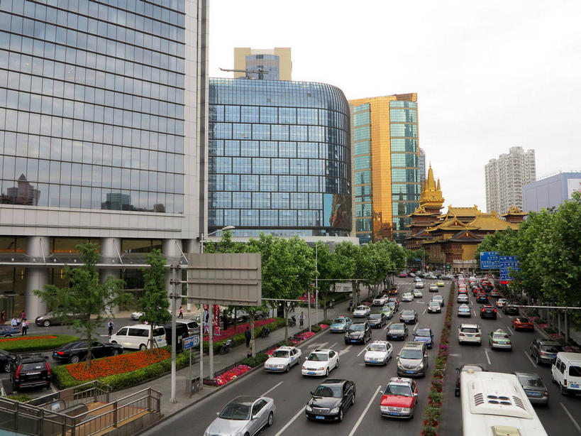 无人,高楼大厦,寺庙,横图,俯视,室外,白天,旅游,度假,名胜古迹,植物,窗户,落地窗,标志建筑,大厦,道路,地标,建筑,路,摩天大楼,指示牌,公路,公共汽车,上海,中国,亚洲,一排,许多,节日,遗迹,整齐,并列,并排,标志,路标,墙,屋顶,乌云,云,阴天,云朵,分界线,巴士,停车线,公交车,交通,很多,云彩,顶棚,古迹,文化,文物,娱乐,标识,建设,古建筑,路牌,玻璃窗,墙壁,墙面,车,树,树木,南京西路,排列,蓝色,绿色,倒影,天空,自然,庙宇,交通工具,轿车,南京路,天,祈祷,享受,休闲,健康,金色,旅游胜地,放松,许愿,宗教,佛教,信仰,生长,成长,纪念,静安寺,车行道,车行道分界线,祈求,申,倒映,昏暗,阴沉,队列,载具,标线,平行,玻璃幕墙,古文明,东亚,车行线,静安区,上海市,华山路,中华人民共和国,沪,华东地区,释教,反照,平安,马路,彩图,高角度拍摄,大楼,高层建筑,高楼,庙,摩天楼,寺,静安古寺,shslj1,环球世界大厦,万航渡路