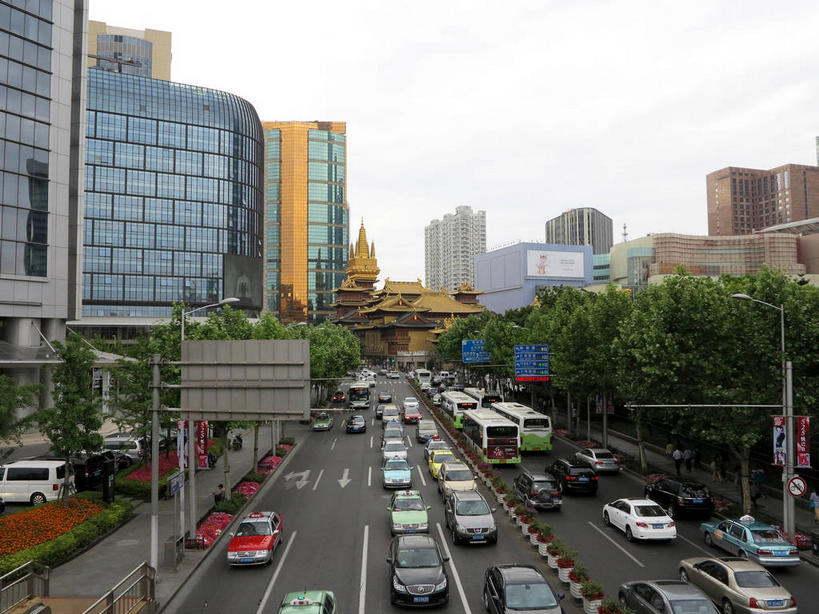 无人,高楼大厦,寺庙,横图,俯视,室外,白天,旅游,度假,名胜古迹,植物,窗户,落地窗,标志建筑,大厦,道路,地标,建筑,路,摩天大楼,指示牌,公路,公共汽车,上海,中国,亚洲,一排,许多,节日,遗迹,整齐,并列,并排,标志,路标,墙,屋顶,乌云,云,阴天,云朵,分界线,巴士,停车线,公交车,交通,很多,云彩,顶棚,古迹,文化,文物,娱乐,标识,建设,古建筑,路牌,玻璃窗,墙壁,墙面,车,树,树木,南京西路,排列,蓝色,绿色,倒影,天空,自然,庙宇,交通工具,轿车,南京路,天,祈祷,享受,休闲,健康,金色,旅游胜地,放松,许愿,宗教,佛教,信仰,生长,成长,纪念,静安寺,车行道,车行道分界线,祈求,申,倒映,昏暗,阴沉,队列,载具,标线,平行,玻璃幕墙,古文明,东亚,车行线,静安区,上海市,华山路,中华人民共和国,沪,华东地区,释教,反照,平安,马路,彩图,高角度拍摄,大楼,高层建筑,高楼,庙,摩天楼,寺,静安古寺,shslj1,环球世界大厦,万航渡路