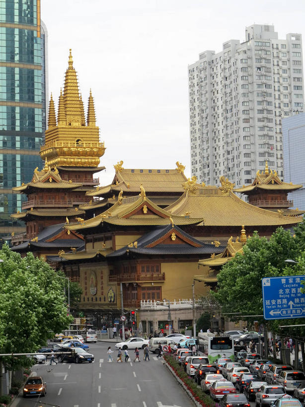 无人,高楼大厦,寺庙,竖图,俯视,室外,白天,旅游,度假,名胜古迹,植物,窗户,落地窗,标志建筑,大厦,道路,地标,建筑,路,摩天大楼,指示牌,公路,公共汽车,上海,中国,亚洲,一排,许多,节日,遗迹,整齐,并列,并排,标志,路标,墙,屋顶,乌云,云,阴天,云朵,分界线,巴士,停车线,公交车,交通,很多,云彩,顶棚,古迹,文化,文物,娱乐,标识,建设,古建筑,路牌,玻璃窗,墙壁,墙面,车,树,树木,南京西路,排列,蓝色,绿色,倒影,天空,自然,庙宇,交通工具,轿车,南京路,天,祈祷,享受,休闲,健康,金色,旅游胜地,放松,许愿,宗教,佛教,信仰,生长,成长,纪念,静安寺,车行道,车行道分界线,祈求,申,倒映,昏暗,阴沉,队列,载具,标线,平行,玻璃幕墙,古文明,东亚,车行线,静安区,上海市,华山路,中华人民共和国,沪,华东地区,释教,反照,平安,马路,彩图,高角度拍摄,大楼,高层建筑,高楼,庙,摩天楼,寺,静安古寺,shslj1,环球世界大厦,万航渡路