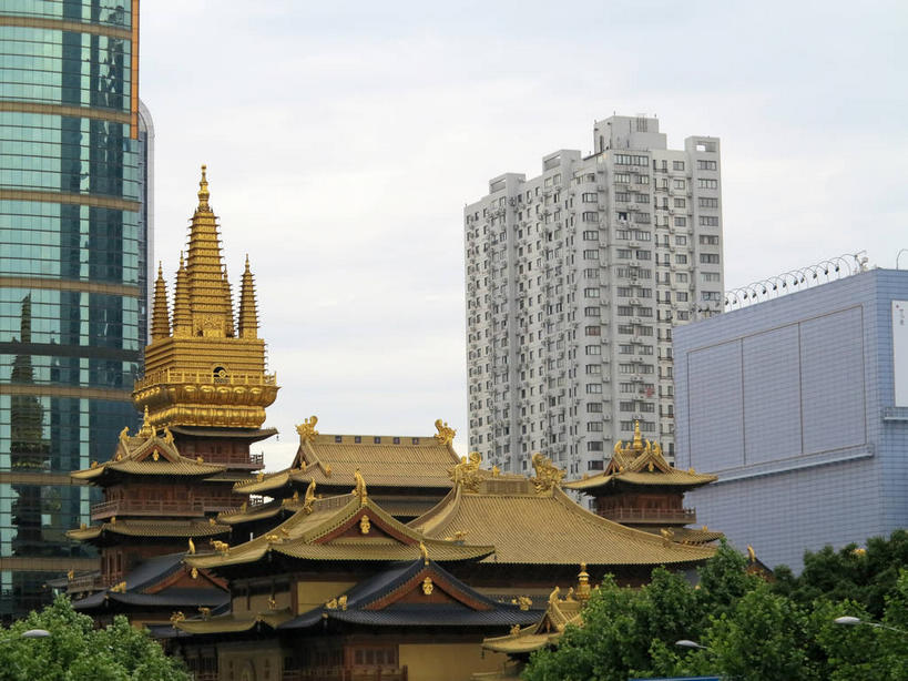 无人,高楼大厦,寺庙,横图,室外,白天,仰视,旅游,度假,名胜古迹,植物,窗户,落地窗,标志建筑,大厦,地标,建筑,摩天大楼,上海,中国,亚洲,一排,许多,阴影,节日,遗迹,整齐,并列,并排,光线,影子,墙,屋顶,云,云朵,很多,云彩,顶棚,古迹,文化,文物,娱乐,建设,古建筑,玻璃窗,墙壁,墙面,树,树木,南京西路,排列,蓝色,绿色,白云,倒影,蓝天,天空,阳光,自然,庙宇,南京路,天,祈祷,享受,休闲,健康,金色,旅游胜地,放松,许愿,宗教,佛教,信仰,生长,晴朗,成长,纪念,静安寺,祈求,申,倒映,队列,平行,玻璃幕墙,古文明,东亚,静安区,上海市,华山路,中华人民共和国,沪,华东地区,释教,反照,平安,晴空,彩图,低角度拍摄,大楼,高层建筑,高楼,庙,摩天楼,寺,静安古寺,shslj1,环球世界大厦,万航渡路