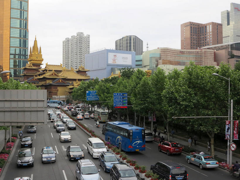 无人,高楼大厦,寺庙,横图,俯视,室外,白天,旅游,度假,名胜古迹,植物,窗户,落地窗,标志建筑,大厦,道路,地标,建筑,路,摩天大楼,指示牌,公路,公共汽车,上海,中国,亚洲,一排,许多,节日,遗迹,整齐,并列,并排,标志,路标,墙,屋顶,乌云,云,阴天,云朵,分界线,巴士,停车线,公交车,交通,很多,云彩,顶棚,古迹,文化,文物,娱乐,标识,建设,古建筑,路牌,玻璃窗,墙壁,墙面,车,树,树木,南京西路,排列,蓝色,绿色,倒影,天空,自然,庙宇,交通工具,轿车,南京路,天,祈祷,享受,休闲,健康,金色,旅游胜地,放松,许愿,宗教,佛教,信仰,生长,成长,纪念,静安寺,车行道,车行道分界线,祈求,申,倒映,昏暗,阴沉,队列,载具,标线,平行,玻璃幕墙,古文明,东亚,车行线,静安区,上海市,华山路,中华人民共和国,沪,华东地区,释教,反照,平安,马路,彩图,高角度拍摄,大楼,高层建筑,高楼,庙,摩天楼,寺,静安古寺,shslj1,环球世界大厦,万航渡路