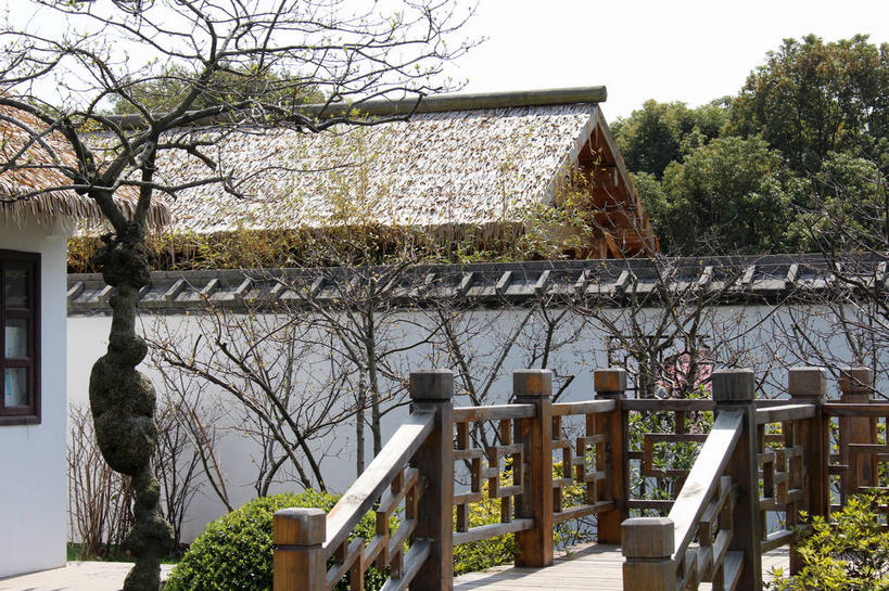 无人,家,栏杆,横图,室外,白天,正面,度假,草地,草坪,美景,植物,楼梯,城市风光,城市,阴影,光线,扶手,木板,影子,房屋,阶梯,墙,屋顶,屋子,景观,桥,木桥,顶棚,娱乐,护栏,楼房,墙壁,墙面,台阶,住宅,栈桥,草,树,树木,蓝色,绿色,白色,蓝天,天空,阳光,自然,天,享受,休闲,景色,放松,生长,晴朗,成长,人行桥,木板桥,独木桥,万里无云,晴空,晴空万里,彩图,房子,shslj1