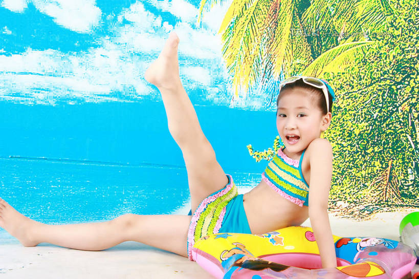 游泳,东方人,儿童,一个人,坐,笑,微笑,露齿笑,横图,室内,白天,侧面,泳装,比基尼,纯洁,海浪,海洋,沙滩,植物,棕榈树,叶子,亚洲,仅一个女性,仅一个人,救生圈,沙子,眼镜,泳镜,塑料,海岸,浪花,绿叶,沙地,扭头,注视,黄种人,树,树木,小孩,绿色,自然,海水,背景墙,塑料制品,游泳圈,游泳眼镜,观察,看,转头,仅一个小孩,嫩叶,可爱,童年,童趣,充气,生长,成长,观看,张开双腿,装饰墙,察看,救生,关注,海景,童真,烂漫,无邪,棕榈叶,泅水,展开双腿,天真,女孩,女人,女性,亚洲人,孩子,叶,叶片,大海,风浪,海,海水的波动,海滩,近岸浪,涌浪,棕树,棕榈,坐着,彩图,全身,三点式,泳衣,女生,伸展双腿,shslq1