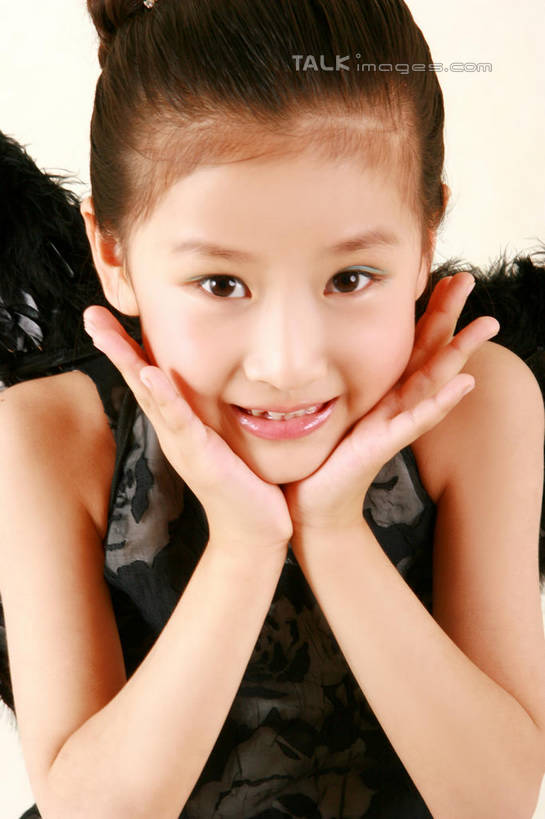 东方人,儿童,一个人,站,笑,微笑,竖图,室内,白天,正面,裙子,纯洁,亚洲,仅一个女性,仅一个人,天使,撑,连衣裙,服装,翅膀,托腮,注视,黄种人,小孩,衣服,黑色,观察,看,托,站着,仅一个小孩,可爱,童年,童趣,摄影,服饰,影棚,观看,察看,神圣,衣着,穿着,关注,托下巴,善良,童真,信徒,烂漫,无邪,使者,衣饰,双手托腮,圣洁,天真,女孩,女人,女性,亚洲人,孩子,站立,半身,彩图,影棚拍摄,拍摄,女生,shslq1