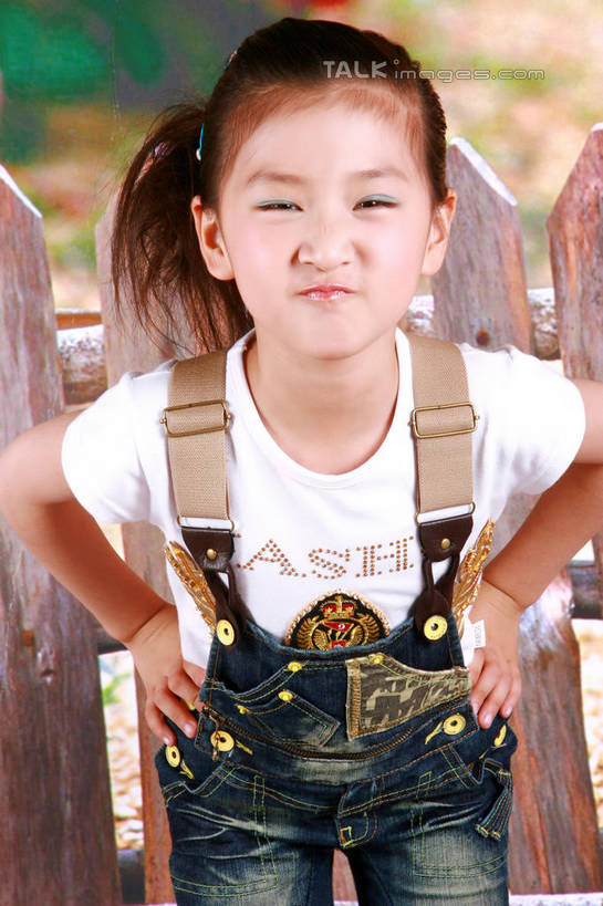 东方人,儿童,嘴,一个人,栏杆,站,竖图,室内,白天,正面,纯洁,花海,花圃,植物,叶子,亚洲,仅一个女性,仅一个人,服装,裤子,盛开,栅栏,篱笆,围栏,花蕾,注视,牛仔裤,休闲装,黄种人,手叉腰,护栏,花,花瓣,花朵,花卉,鲜花,小孩,衣服,绿色,背景墙,花丛,花束,花田,花苞,花蕊,叉腰,嘟嘴,观察,看,站着,仅一个小孩,休闲,休闲服,撅嘴,可爱,童年,童趣,服饰,观看,装饰墙,察看,双手叉腰,关注,童真,烂漫,无邪,天真,女孩,女人,女性,亚洲人,孩子,嘴巴,嘴唇,站立,半身,彩图,女生,shslq1