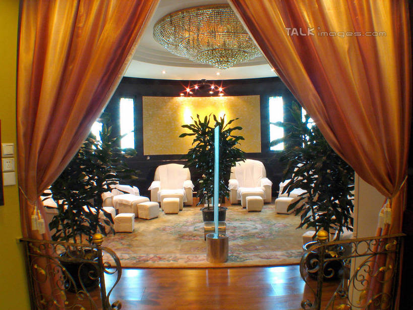 无人,横图,室内,白天,正面,时尚,植物,窗帘,床,照明,阴影,装饰,光线,盆栽,影子,灯光,床单,盆景,水晶,被子,吊灯,水晶灯,灯,绿色,自然,帘子,灯具,遮阳,生长,成长,华丽,修饰,照亮,点缀,被单,照明设备,高贵,水晶吊灯,按摩床,衬托,美观,雅致,雅观,水晶制品,富丽,华美,彩图,搓背床,理疗床,美容床,指压床,水晶石,shtjw1