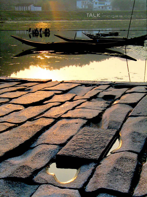 无人,竖图,室外,白天,正面,旅游,度假,黄山,河流,石头,美景,日落,水,船,中国,亚洲,阴影,波纹,光线,石子,影子,河水,景观,水流,晚霞,霞光,落日,木船,涟漪,娱乐,倒影,水纹,阳光,自然,黄昏,交通工具,波浪,享受,休闲,景色,彩霞,放松,倒映,舟,自然风光,载具,东亚,安徽,安徽省,黄山市,歙县,渔梁坝,中华人民共和国,华东地区,水晕,皖,夕照,反照,薄暮,石块,夕阳,彩图,傍晚,渔梁镇,斜阳,shtjw1