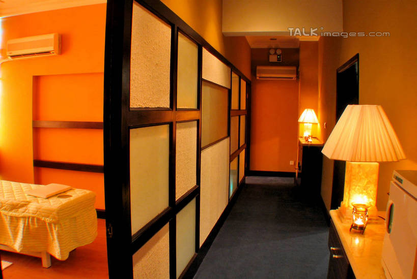 无人,横图,室内,白天,正面,床,台灯,照明,阴影,光线,影子,墙,灯光,床单,被子,墙壁,墙面,灯,灯具,照亮,被单,照明设备,按摩床,彩图,搓背床,理疗床,美容床,指压床,shtjw1