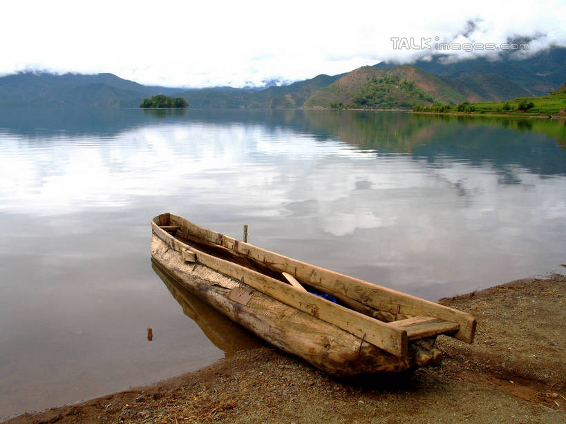 无人,横图,室外,白天,正面,旅游,度假,草地,草坪,湖,湖泊,石头,美景,山,山脉,水,植物,船,丽江,中国,亚洲,阴影,波纹,光线,石子,影子,湖面,景观,山顶,山峰,水流,水面,木船,涟漪,山峦,娱乐,云南,草,树,树木,蓝色,绿色,倒影,蓝天,水纹,天空,阳光,自然,交通工具,波浪,湖水,群山,天,享受,休闲,景色,放松,四川省,生长,晴朗,成长,倒映,舟,自然风光,载具,东亚,沉积岩,凉山彝族自治州,四川,盐源县,泸沽湖,凉山,云南省,万里无云,中华人民共和国,水晕,西南地区,川,滇,丽江市,凉山州,颠峰,极峰,反照,水成岩,石块,岩石,晴空,晴空万里,彩图,左所海,盐源,宁蒗彝族自治县,宁蒗县,鲁窟海子,亮海,shtjw1