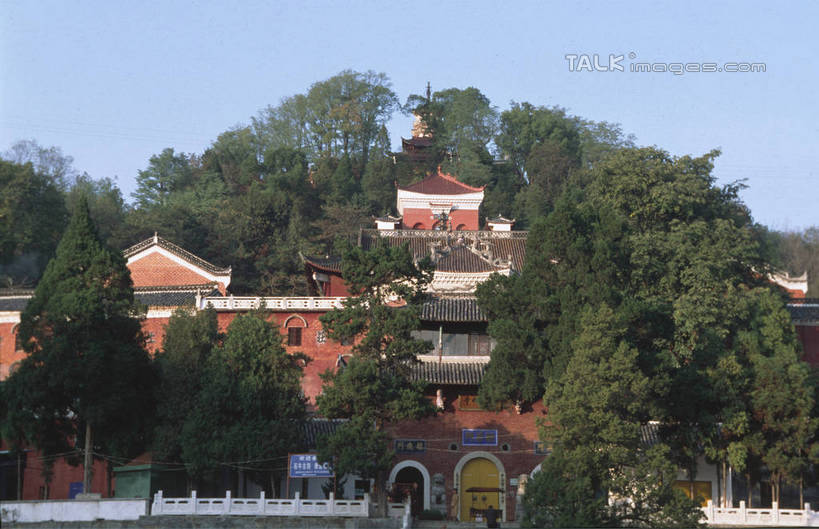 无人,寺庙,横图,室外,白天,正面,旅游,度假,美景,名胜古迹,植物,标志建筑,地标,建筑,天柱山,中国,亚洲,阴影,节日,遗迹,光线,影子,景观,燃烧,古迹,文化,文物,娱乐,建设,古建筑,树,树木,蓝色,绿色,蓝天,天空,阳光,自然,香火,庙宇,天,祈祷,享受,休闲,健康,旅游胜地,景色,放松,许愿,宗教,信仰,生长,晴朗,成长,纪念,祈求,自然风光,古文明,东亚,安徽,安徽省,安庆,安庆市,三祖寺,万里无云,中华人民共和国,华东地区,皖,平安,晴空,晴空万里,彩图,庙,寺,古皖国,潜山县,皖山,shtjw1