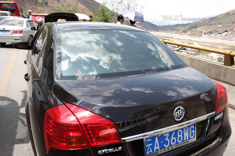 东方人,站,横图,室外,白天,正面,旅游,度假,石头,美景,山,山脉,植物,汽车,亚洲,行人,游客,游人,阴影,服装,光线,英文,标志,伞,石子,文字,影子,雨伞,遮阳伞,字符,字母,景观,山顶,山峰,山峦,许多人,注视,休闲装,黄种人,娱乐,标识,阳伞,路人,旅客,车,树,树木,衣服,绿色,阳光,自然,交通工具,轿车,群山,观察,看,站着,一群人,享受,休闲,休闲服,车牌,景色,放松,服饰,凭证,生长,成长,观看,英文字母,察看,太阳伞,关注,自然风光,载具,牌照,颠峰,极峰,过客,汽车牌照,行车凭证,男人,男性,年轻男性,年轻女性,女人,女性,亚洲人,石块,站立,半身,彩图,shtjw1