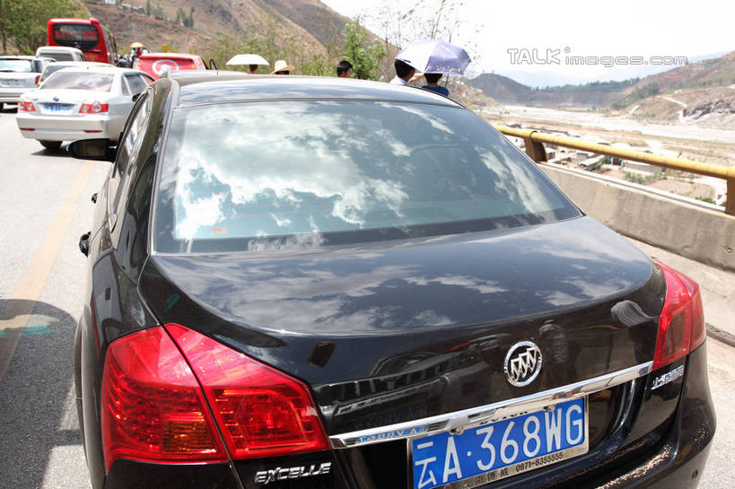 东方人,站,横图,室外,白天,正面,旅游,度假,石头,美景,山,山脉,植物,汽车,亚洲,行人,游客,游人,阴影,服装,光线,英文,标志,伞,石子,文字,影子,雨伞,遮阳伞,字符,字母,景观,山顶,山峰,山峦,许多人,注视,休闲装,黄种人,娱乐,标识,阳伞,路人,旅客,车,树,树木,衣服,绿色,阳光,自然,交通工具,轿车,群山,观察,看,站着,一群人,享受,休闲,休闲服,车牌,景色,放松,服饰,凭证,生长,成长,观看,英文字母,察看,太阳伞,关注,自然风光,载具,牌照,颠峰,极峰,过客,汽车牌照,行车凭证,男人,男性,年轻男性,年轻女性,女人,女性,亚洲人,石块,站立,半身,彩图,shtjw1