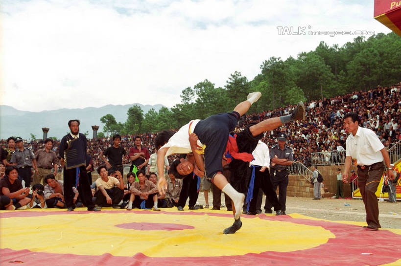 东方人,站,坐,笑,微笑,露齿笑,横图,室外,白天,正面,摔跤,石头,森林,山,山脉,树林,植物,亚洲,行人,游客,游人,阴影,服装,节日,庆祝,光线,石子,影子,山顶,山峰,云,云朵,山峦,许多人,云彩,注视,休闲装,黄种人,文化,路人,旅客,树,树木,火把节,衣服,蓝色,绿色,白云,蓝天,天空,阳光,自然,群山,天,观察,看,站着,一群人,庆典,休闲,休闲服,服饰,生长,晴朗,成长,观看,纪念,摔倒,察看,关注,意外,事故,沉积岩,颠峰,极峰,过客,水成岩,男人,男性,年轻男性,年轻女性,女人,女性,亚洲人,石块,岩石,晴空,站立,坐着,半身,彩图,彝族火把节,shtjw1