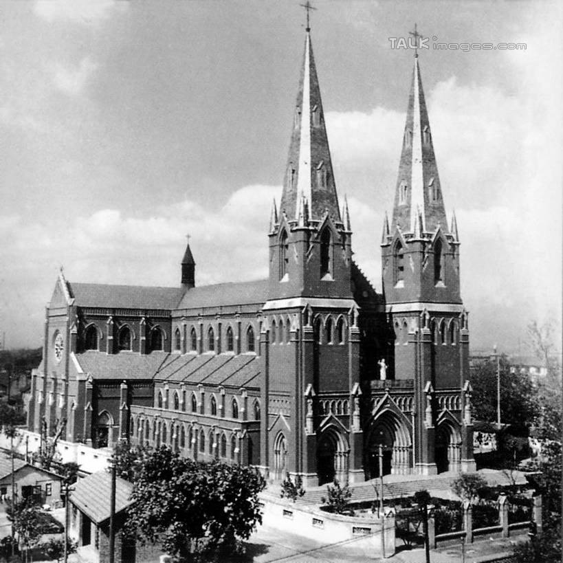 东方人,教堂,走,方图,黑白,室外,白天,正面,旅游,度假,植物,标志建筑,道路,地标,建筑,路,路灯,公路,照明,上海,中国,亚洲,行人,游客,游人,服装,节日,灯光,交通,许多人,注视,休闲装,黄种人,文化,娱乐,建设,路人,旅客,灯,树,树木,衣服,绿色,自然,观察,看,祈祷,一群人,享受,休闲,健康,休闲服,旅游胜地,放松,许愿,宗教,服饰,信仰,生长,成长,观看,纪念,祈求,照亮,申,察看,基督教,照明设备,关注,天主教,信念,东亚,徐家汇天主堂,徐汇区,上海市,中华人民共和国,沪,华东地区,过客,平安,男人,男性,年轻男性,年轻女性,女人,女性,亚洲人,马路,步行,散步,走路,半身,大教堂,礼拜堂,圣依纳爵堂,圣依纳爵主教座堂,徐家汇大教堂,shtjw1