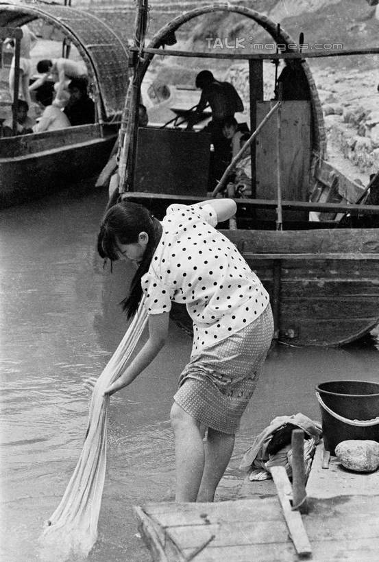 东方人,站,竖图,黑白,室外,白天,侧面,河流,水,船,纺织品,亚洲,弯腰,握,服装,布,纱布,河水,水流,木船,织物,许多人,拿,拿着,注视,休闲装,黄种人,衣服,交通工具,观察,看,站着,一群人,休闲,休闲服,握着,服饰,观看,布匹,察看,舟,关注,载具,薄纱,弯身,男人,男性,年轻男性,年轻女性,女人,女性,亚洲人,站立,半身,棉织品,shtjw1