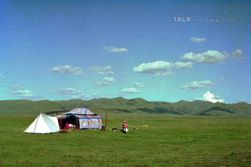 东方人,一个人,家,站,横图,室外,白天,正面,民族服装,旅游,度假,草地,草坪,石头,美景,山,山脉,树林,植物,亚洲,仅一个男性,仅一个人,阴影,服装,光线,石子,影子,帐篷,房屋,屋子,景观,山顶,山峰,云,云朵,山峦,云彩,注视,黄种人,文化,娱乐,传统,住宅,草,树,树木,仅一个年轻男性,衣服,蓝色,绿色,白云,蓝天,天空,阳光,自然,群山,天,观察,看,站着,享受,休闲,景色,放松,服饰,生长,晴朗,成长,观看,察看,衣着,穿着,关注,自然风光,衣饰,印第安人帐篷,印第安帐篷,颠峰,极峰,男人,男性,年轻男性,亚洲人,石块,晴空,站立,彩图,全身,传统服装,民俗服,房子,小屋,shtjw1