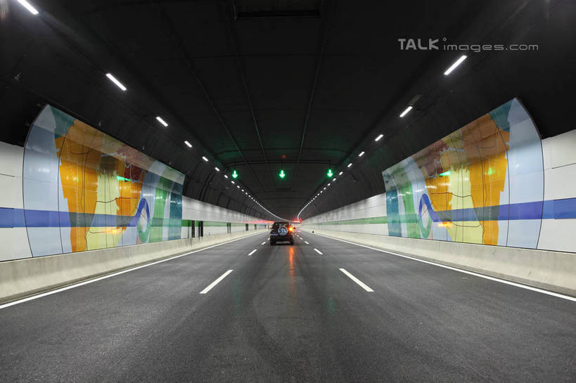 无人,横图,室内,白天,夜晚,正面,度假,绘画,美景,城市风光,城市,道路,路,路灯,夜景,公路,汽车,照明,中国,亚洲,阴影,艺术,装饰,光线,隧道,影子,墙,景观,灯光,分界线,停车线,交通,文化,娱乐,壁画,墙壁,墙面,车,灯,交通工具,轿车,享受,休闲,景色,放松,车行道,车行道分界线,华丽,修饰,照亮,点缀,照明设备,地道,载具,标线,长江隧道,长江,东亚,车行线,中华人民共和国,衬托,美观,雅致,雅观,母亲河,马路,画画,彩图,shtjw1