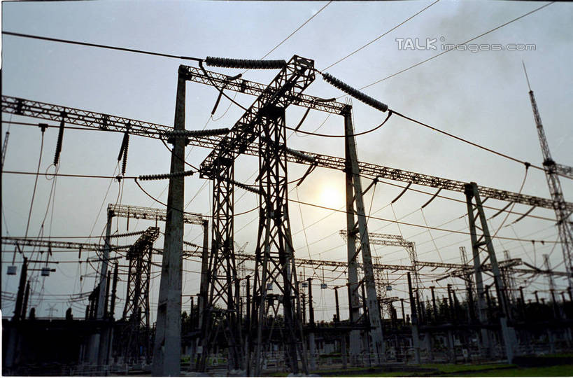 无人,横图,室外,白天,仰视,许多,阴影,电力,光线,钢材,电缆,电线,影子,支架,云,云朵,很多,云彩,电塔,蓝色,白云,蓝天,天空,阳光,天,能源,晴朗,支撑,资源,供电设备,高压电塔,高压输电线,高压电线塔,高压塔,晴空,彩图,低角度拍摄,shtjw1