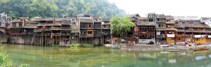 无人,家,木屋,横图,室外,白天,正面,旅游,度假,河流,美景,名胜古迹,森林,山,山脉,树林,水,植物,标志建筑,地标,建筑,中国,亚洲,阴影,波纹,遗迹,光线,凤凰,影子,河水,景观,山顶,山峰,水流,涟漪,山峦,古迹,文物,娱乐,建设,古建筑,住宅,树,树木,绿色,倒影,水纹,阳光,自然,波浪,群山,享受,休闲,旅游胜地,景色,放松,生长,成长,倒映,自然风光,古文明,东亚,湖南,湖南省,凤凰古城,中华人民共和国,水晕,华中地区,湘,颠峰,极峰,反照,凤凰县,彩图,茅舍,茅屋,棚屋,小木屋,小屋,shtjw1