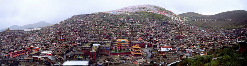 无人,家,寺庙,横图,室外,白天,正面,旅游,度假,草地,草坪,石头,美景,名胜古迹,山,山脉,植物,标志建筑,地标,建筑,中国,亚洲,阴影,节日,遗迹,光线,石子,影子,房屋,屋子,景观,山顶,山峰,云,云朵,山峦,燃烧,云彩,古迹,文化,文物,娱乐,建设,古建筑,楼房,住宅,草,树,树木,蓝色,绿色,白云,蓝天,天空,阳光,自然,香火,庙宇,群山,天,祈祷,享受,休闲,健康,旅游胜地,景色,放松,许愿,宗教,信仰,四川省,生长,晴朗,成长,纪念,祈求,自然风光,古文明,东亚,沉积岩,四川,色达五明佛学院,甘孜藏族自治州,中华人民共和国,西南地区,川,甘孜,甘孜州,颠峰,极峰,水成岩,平安,石块,岩石,晴空,彩图,房子,庙,寺,色达县,色达喇荣五明佛学院,色达,shtjw1