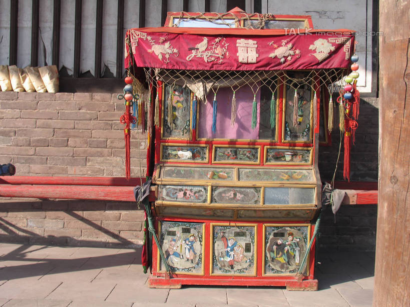 无人,家,横图,室外,白天,正面,石头,窗帘,阴影,装饰,光线,木制,石子,影子,房屋,墙,屋子,楼房,墙壁,墙面,住宅,阳光,帘子,木制品,交通工具,遮阳,轿子,华丽,修饰,点缀,载具,衬托,美观,雅致,雅观,石块,彩图,房子,shtjw1