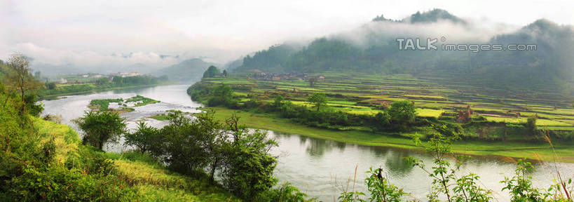 无人,横图,室外,白天,正面,旅游,度假,河流,石头,美景,森林,山,山脉,树林,水,植物,雾,中国,亚洲,阴影,波纹,朦胧,模糊,光线,石子,影子,河水,景观,山顶,山峰,水流,涟漪,山峦,娱乐,树,树木,绿色,倒影,水纹,阳光,自然,波浪,群山,享受,休闲,景色,放松,生长,成长,迷雾,倒映,自然风光,东亚,沉积岩,贵州,贵州省,施洞,台江,中华人民共和国,水晕,黔,西南地区,黔东南,黔东南州,黔东南苗族侗族自治州,颠峰,极峰,反照,水成岩,石块,岩石,大雾,彩图,台江县,施洞镇,shtjw1