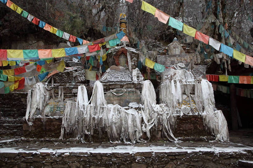 无人,横图,彩色,室外,白天,正面,旅游,度假,石头,名胜古迹,标志建筑,地标,建筑,中国,亚洲,遗迹,装饰,石子,丝巾,塔,古迹,文化,文物,娱乐,建设,古建筑,宝塔,白塔,经幡,佛塔,纱巾,享受,休闲,旅游胜地,放松,蒙,五颜六色,华丽,色彩斑斓,点缀,礼仪,五彩缤纷,古文明,东亚,沉积岩,内蒙古,哈达,呼和浩特,风马旗,首府,中华人民共和国,华北地区,衬托,美观,雅致,雅观,五彩斑斓,内蒙古自治区,呼和浩特市,浮图,浮屠,五光十色,水成岩,石块,岩石,彩图,塔婆,浮图塔,浮头,佛图,shtjw1