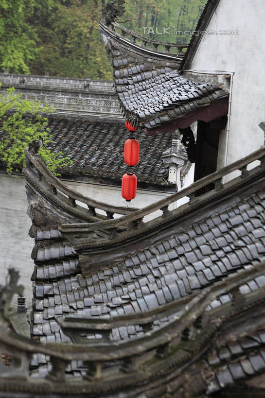 无人,家,竖图,室外,白天,正面,旅游,度假,名胜古迹,森林,树林,植物,标志建筑,地标,建筑,照明,中国,亚洲,遗迹,灯笼,瓦片,纸灯笼,房屋,墙,屋顶,屋子,顶棚,瓦,古迹,文物,娱乐,建设,古建筑,楼房,墙壁,墙面,住宅,树,树木,绿色,自然,灯具,享受,休闲,旅游胜地,放松,建造,生长,成长,照亮,照明设备,古文明,东亚,屋瓦,安徽,安徽省,绩溪,中华人民共和国,华东地区,皖,彩图,房子,绩溪县,shtjw1
