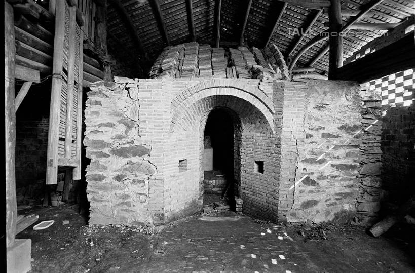 无人,家,横图,黑白,室内,白天,正面,旅游,度假,建材,石头,名胜古迹,标志建筑,地标,建筑,中国,亚洲,破旧,遗迹,陈旧,材料,石子,砖,砖块,房屋,墙,屋子,古迹,破坏,文物,娱乐,建设,古建筑,江西,景德镇,楼房,破损,墙壁,墙面,住宅,享受,休闲,砖头,旅游胜地,放松,建造,损坏,残破,古文明,东亚,江西省,中华人民共和国,华东地区,赣,景德镇市,石块,石料,房子,砌墙砖,shtjw1