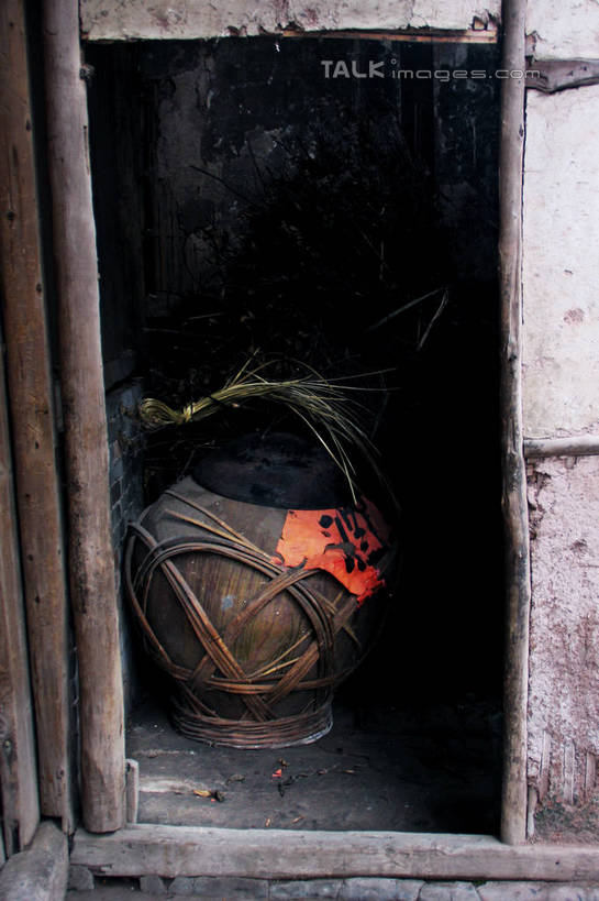 无人,竖图,室外,特写,白天,正面,门,静物,陶瓷,墙,陶瓷制品,酒窖,墙壁,墙面,酒瓶,一个,瓶子,门框,单个,彩图,酒库,shtjw1