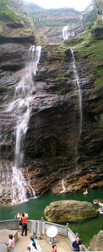 东方人,站,竖图,俯视,室外,白天,旅游,度假,石头,美景,瀑布,山,山脉,水,植物,庐山,中国,亚洲,行人,游客,游人,阴影,飞溅,服装,溅,光线,石子,液体,影子,景观,山顶,山峰,水滴,山峦,许多人,注视,休闲装,黄种人,娱乐,江西,路人,旅客,水珠,树,树木,衣服,蓝色,绿色,蓝天,天空,阳光,自然,群山,天,观察,看,站着,一群人,享受,休闲,休闲服,景色,放松,服饰,生长,晴朗,成长,观看,察看,关注,喷洒,自然风光,东亚,沉积岩,九江,江西省,万里无云,中华人民共和国,华东地区,赣,九江市,颠峰,极峰,过客,水成岩,庐山国家公园,男人,男性,年轻男性,年轻女性,女人,女性,亚洲人,跌水,石块,岩石,晴空,晴空万里,站立,半身,彩图,高角度拍摄,庐山瀑布,shtjw1