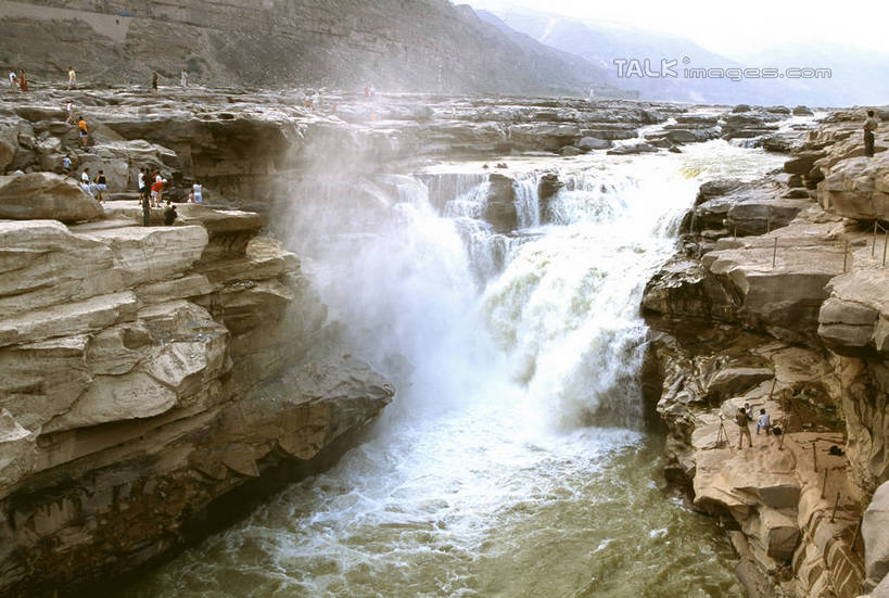 东方人,站,横图,室外,白天,正面,旅游,度假,石头,美景,瀑布,山,山脉,水,壶口瀑布,中国,亚洲,行人,游客,游人,阴影,飞溅,服装,溅,光线,石子,液体,影子,景观,山顶,山峰,水滴,山峦,许多人,注视,休闲装,黄种人,娱乐,路人,旅客,水珠,衣服,阳光,自然,群山,观察,看,站着,一群人,享受,休闲,休闲服,景色,放松,服饰,观看,察看,关注,喷洒,自然风光,东亚,沉积岩,山西,山西省,中华人民共和国,华北地区,晋,临汾,临汾市,颠峰,极峰,过客,水成岩,男人,男性,年轻男性,年轻女性,女人,女性,亚洲人,跌水,石块,岩石,站立,彩图,全身,壶口镇,吉县,shtjw1
